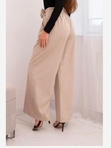 Dámske elegantné nohavice so širokým strihom a ozdobným kvetom béžové