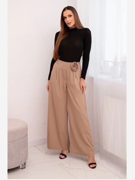 Dámske elegantné nohavice so širokým nohavcom a ozdobným kvetom fango