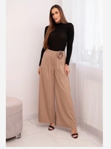 Dámske elegantné nohavice so širokým nohavcom a ozdobným kvetom fango