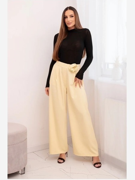 Dámske elegantné nohavice so širokým strihom a ozdobným kvetom žlté