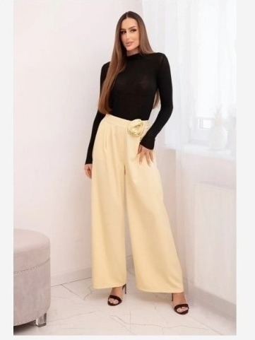 Dámske elegantné nohavice so širokým strihom a ozdobným kvetom žlté