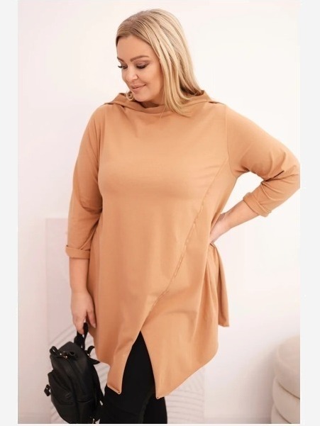 Dámska bavlnená blúzka Plus Size asymetrická s vyhrnutým rukávom jasne camelová