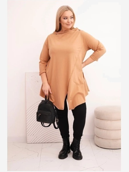 Dámska bavlnená blúzka Plus Size asymetrická s vyhrnutým rukávom jasne camelová