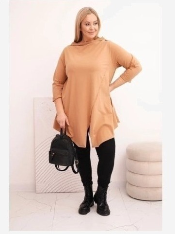 Dámska bavlnená blúzka Plus Size asymetrická s vyhrnutým rukávom jasne camelová