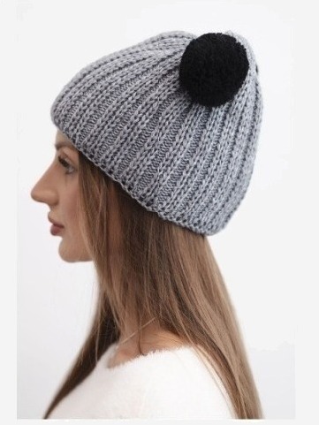 Dámska zimná vlnená čiapka s bambulou K433 tmavo šedá