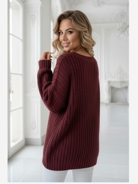 661-1 Teplý oversized sveter s hustou tkaninou a výstrihom do V - vínový