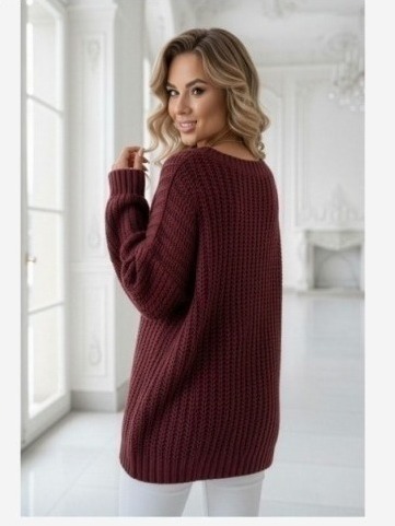 661-1 Teplý oversized sveter s hustou tkaninou a výstrihom do V - vínový