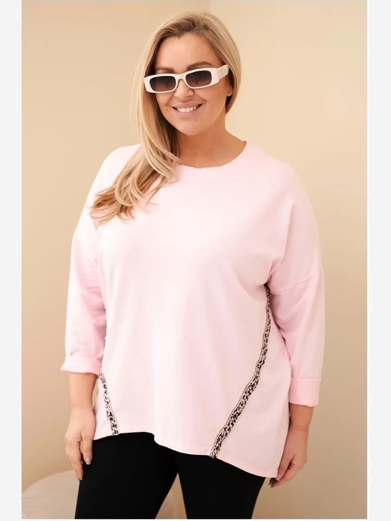 Dámska blúzka Plus Size bavlnená s vyhrnutým rukávom a lampasom v panterke cukrová ružová