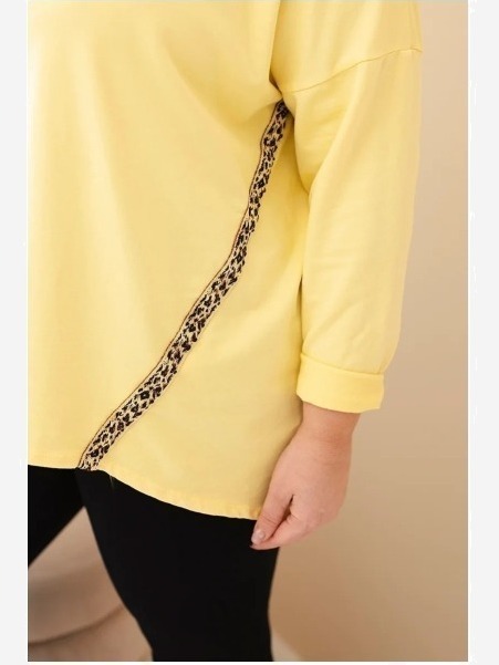 Dámska blúzka Plus Size bavlnená s vyhrnutým rukávom a lampasom v leopardom vzore žltá