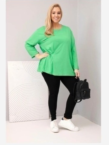 Dámska blúzka plus size s bavlnou s dlhým rukávom a nariasením svetlozelená
