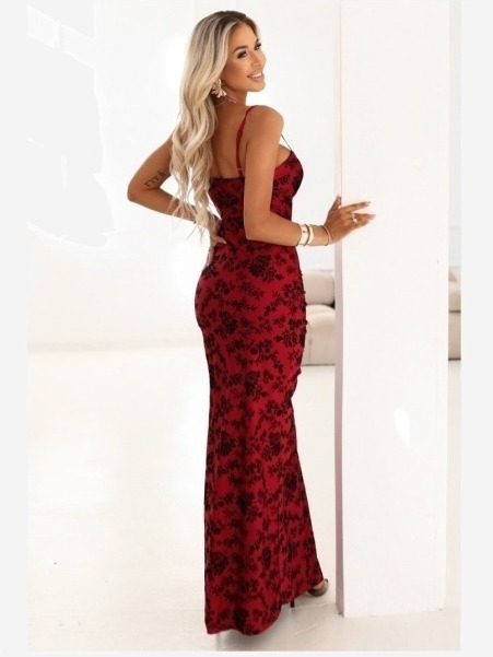 645-2 Tesné maxi šaty so zavinovacím výstrihom a rozparkom - vínové s elegantným vzorom