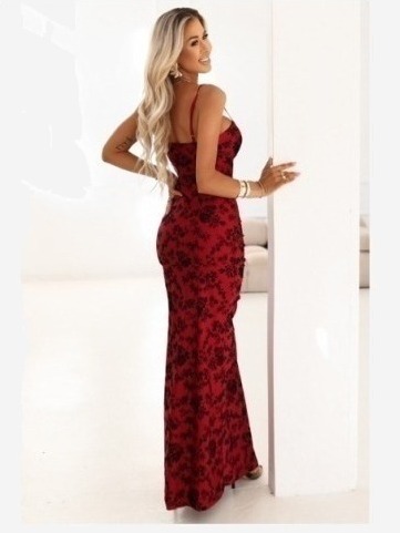 645-2 Tesné maxi šaty so zavinovacím výstrihom a rozparkom - vínové s elegantným vzorom