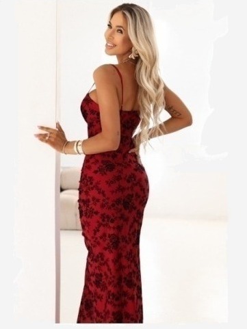 645-2 Tesné maxi šaty so zavinovacím výstrihom a rozparkom - vínové s elegantným vzorom