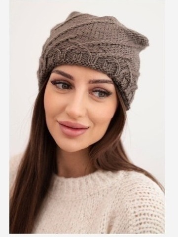 Dámska zimná čiapka s ozdobným pletením a klasickým strihom K372 cappuccino