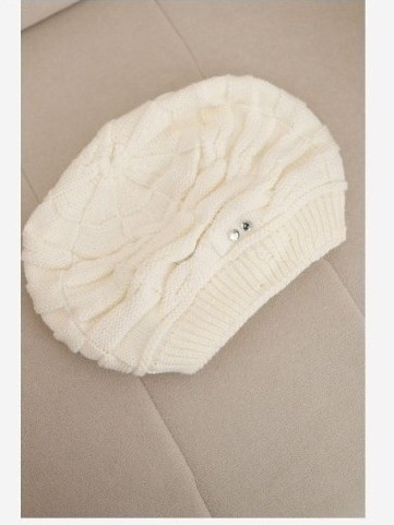 Dámska zimná čiapka z ozdobnými kryštálmi K399 ecru
