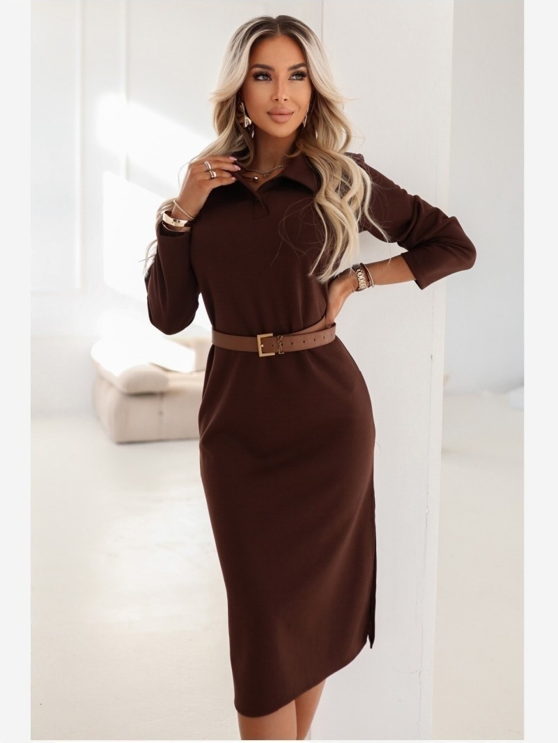649-1 Elegantné midi šaty s golierom a bočným rázporkom - čokoládové