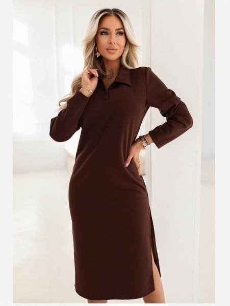 649-1 Elegantné midi šaty s golierom a bočným rázporkom - čokoládové
