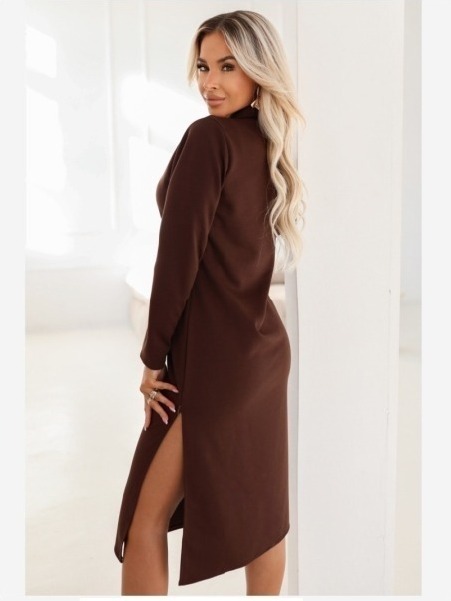 649-1 Elegantné midi šaty s golierom a bočným rázporkom - čokoládové