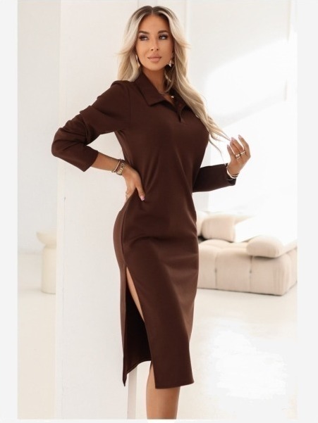 649-1 Elegantné midi šaty s golierom a bočným rázporkom - čokoládové
