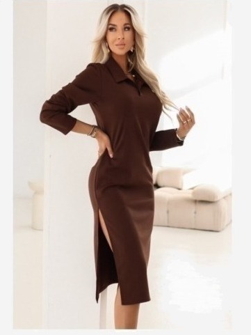649-1 Elegantné midi šaty s golierom a bočným rázporkom - čokoládové