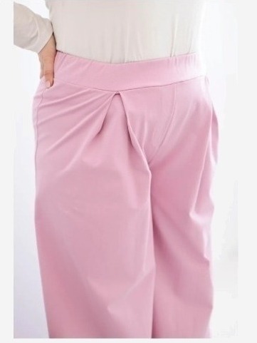 Dámske nohavice Plus Size so širokými nohavicami a plisovaním svetlofialové