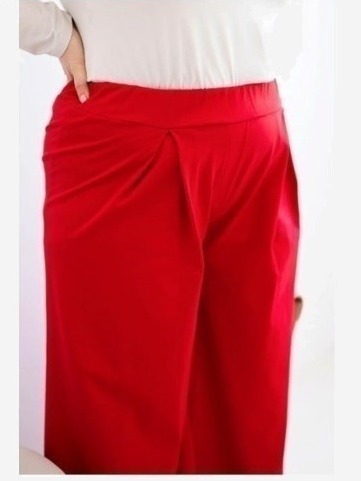 Dámske nohavice Plus Size so širokými nohavicami a plisé červené