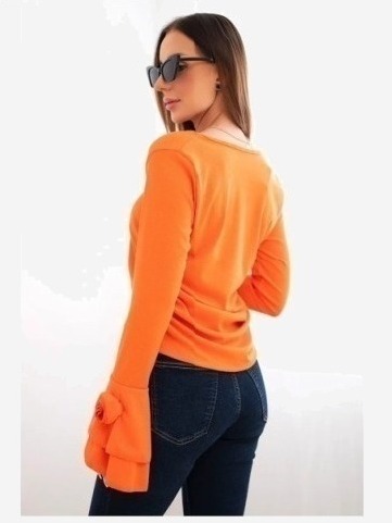 Dámska prúžkovaná blúzka s V výstrihom a volánmi na rukávoch pomarančová