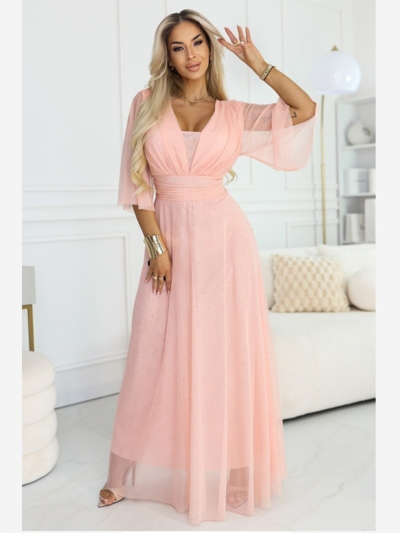654-4 Dlhé lesklé šaty plus size s výstrihom a priehľadným rukávom - broskyňová