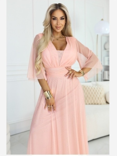 654-4 Dlhé lesklé šaty plus size s výstrihom a priehľadným rukávom - broskyňová