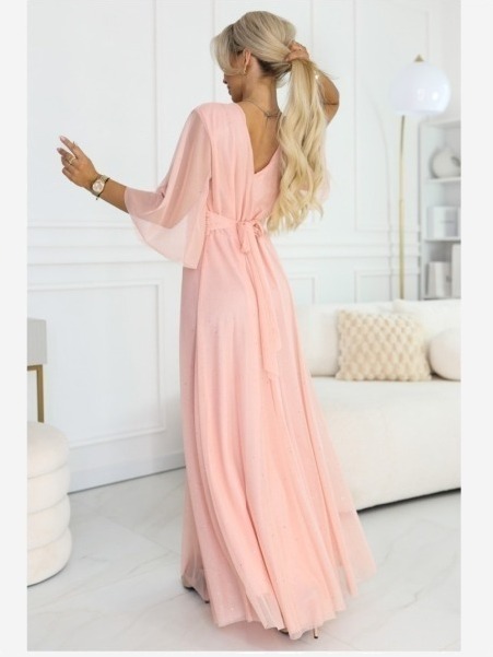 654-4 Dlhé lesklé šaty plus size s výstrihom a priehľadným rukávom - broskyňová
