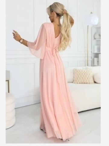 654-4 Dlhé lesklé šaty plus size s výstrihom a priehľadným rukávom - broskyňová