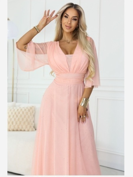 654-4 Dlhé lesklé šaty plus size s výstrihom a priehľadným rukávom - broskyňová