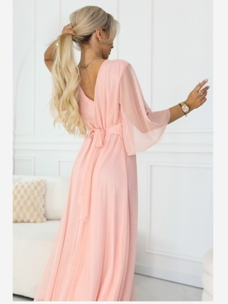 654-4 Dlhé lesklé šaty plus size s výstrihom a priehľadným rukávom - broskyňová