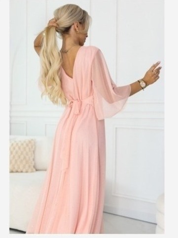 654-4 Dlhé lesklé šaty plus size s výstrihom a priehľadným rukávom - broskyňová