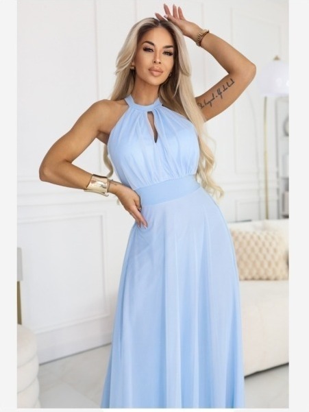 662-1 Elegantné večerné maxi šaty halter so šifónom a viazaním v páse - svetlo modrá