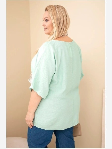 Dámska viskózová blúzka veľkosti Plus Size s krátkym rukávom a ozdobnou šatkou tmavomätová