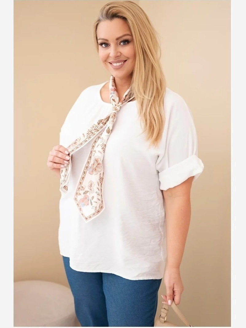 Dámska viskózová blúzka Plus Size s krátkym rukávom a ozdobnou šatkou biela