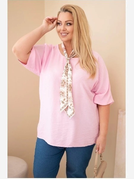 Dámska viskózová blúzka Plus Size s krátkym rukávom a ozdobnou šatkou cukríková ružová
