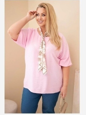 Dámska viskózová blúzka Plus Size s krátkym rukávom a ozdobnou šatkou cukríková ružová