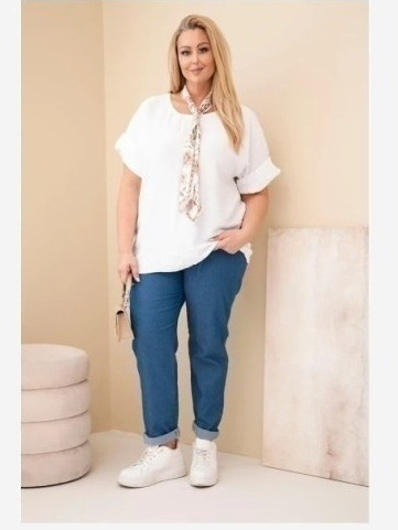 Dámska viskózová blúzka Plus Size s krátkym rukávom a ozdobnou šatkou biela