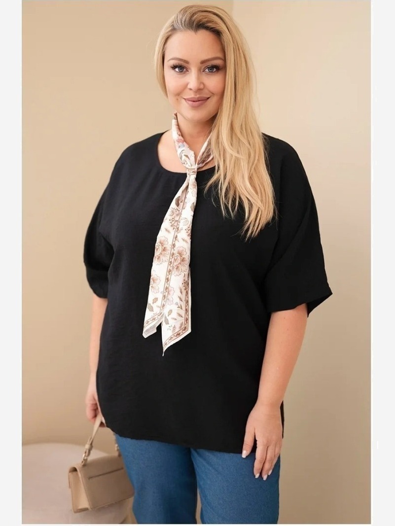Dámska viskózová blúzka Plus Size s krátkym rukávom a ozdobnou šatkou čierna