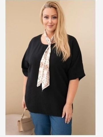 Dámska viskózová blúzka Plus Size s krátkym rukávom a ozdobnou šatkou čierna