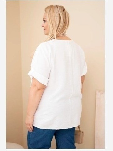 Dámska viskózová blúzka Plus Size s krátkym rukávom a ozdobnou šatkou biela