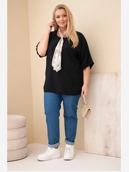 Dámska viskózová blúzka Plus Size s krátkym rukávom a ozdobnou šatkou čierna