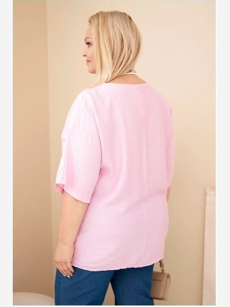 Dámska viskózová blúzka Plus Size s krátkym rukávom a ozdobnou šatkou cukríková ružová