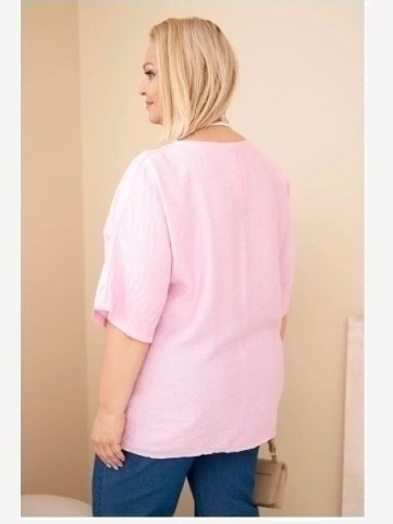 Dámska viskózová blúzka Plus Size s krátkym rukávom a ozdobnou šatkou cukríková ružová