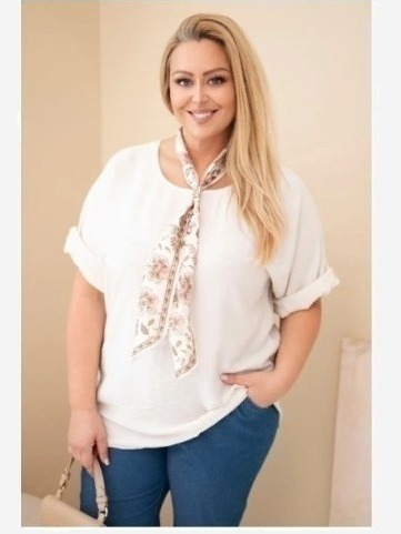Dámska viskózová blúzka Plus Size s krátkym rukávom a s ozdobnou šatkou béžová