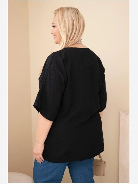 Dámska viskózová blúzka Plus Size s krátkym rukávom a ozdobnou šatkou čierna