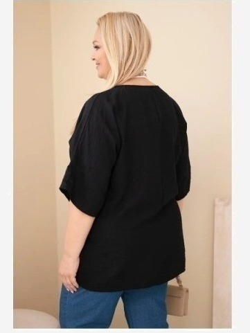 Dámska viskózová blúzka Plus Size s krátkym rukávom a ozdobnou šatkou čierna