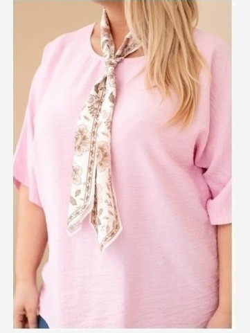 Dámska viskózová blúzka Plus Size s krátkym rukávom a ozdobnou šatkou cukríková ružová